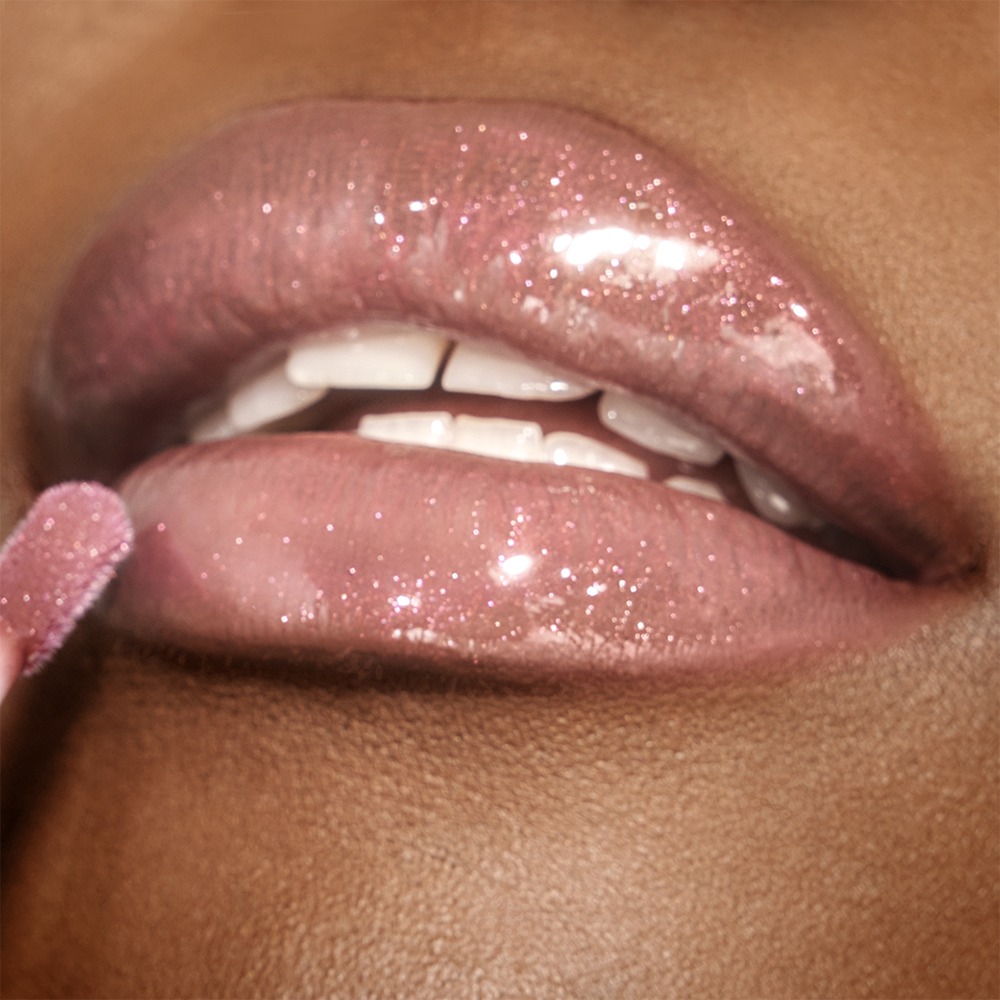 Lipgloss effetto pump: come funziona davvero (e quando usarlo)