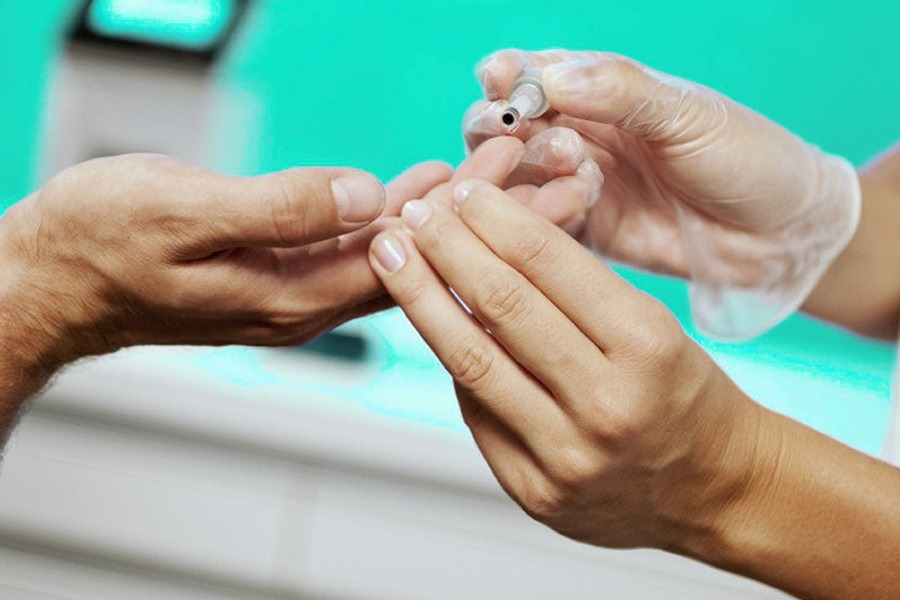 Il Dito che Ti Salva: L’Autoanalisi del Sangue in Farmacia
